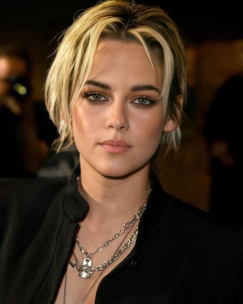 Blonder Hair, Kristen Stewart Short Hair, Big Soft Curls, John Gallagher Jr, Kristen Stewart Hair, Brunette Pixie, Jessica Henwick, Hair Evolution, Blonde Tips