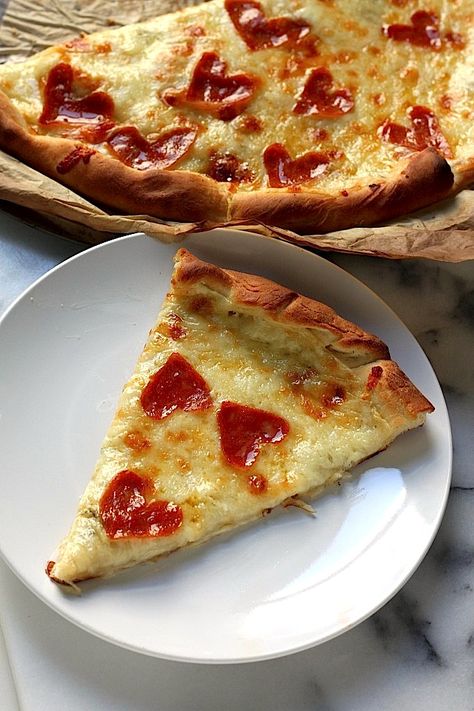 Four Cheese Pepperoni Pizza Baked Bratwurst, Healthy Dinner Ideas For Family, Pizza Hearts, Pizza Baker, Family Dinner Menu, Dinner Ideas For Family, Healthy Main Meals, Giant Pizza, Feta Cheese Recipes