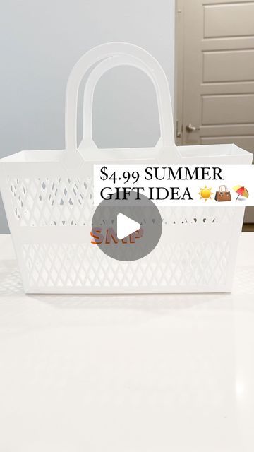 Shelby | Gift-in-a-Box Guide on Instagram: "Can you believe how cute this turned out?! 

Normally I think these types of bags look really cheap but I thought this structured square shape version was SO cute!

They’re on clearance right now so I bought a bunch to have on hand for gifts this summer ☀️

Such a cute gift bag alternative that looks way more expensive than it is!

Great for bachelorette trip welcome bags, Mother’s Day, hostess gift, summer birthdays etc. 

Comment JELLY for the 🔗 to the bags! 

#diy #teachersppreciation #teacherappreciationweek #diygifts #diygift #diygiftideas #summerfinds #summerdiy #beachbag #endofyeargifts #teachergifts #roommom #momdiy #cricutdiy #cricutmade #cricutcrafts" Teacher Beach Bag Gift, Gift Bag Alternative, Summer Hostess Gift, Hostess Gifts Summer, Diy Hostess Gifts, Types Of Bags, Cheap Teacher Gifts, Beach Bag Gift, Bags Diy