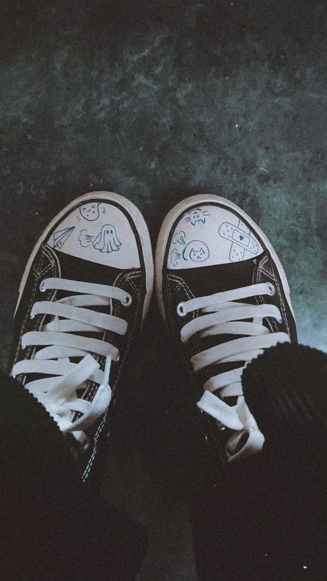 White Converse Drawn On, Shoe Doodles Converse, Drawing On Converse Ideas, Drawn On Shoes, Doodles On Shoes, Doodles On Converse, Converse Sketch, Shoe Writing, Customize Converse