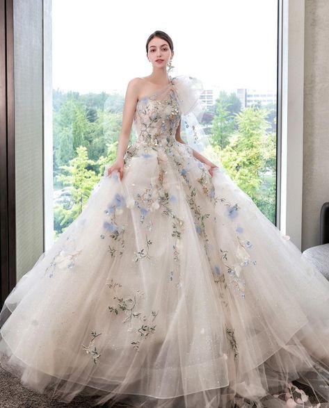 Brides Made Dresses, Bridgeton Wedding, Bridgerton Wedding Dress, Wedding Dress Korean Style, Fairycore Wedding, Wedding Dresses Korean, Boho Chic Wedding Dress, Dreamy Gowns, Fairy Wedding Dress