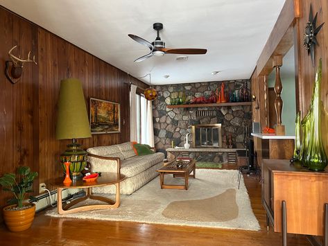 Mid century, mid-century living room, 1970s interior, viking glass, vintage design, retro living room, cozy living room, lane furniture Mid Century Living Room 1950s, 50s Interior Design, Mid Century Den, 1950s Interior Design, 1960s Living Room, 1950s Living Room, Mod Living Room, Mcm Living Room, 70s Interior Design