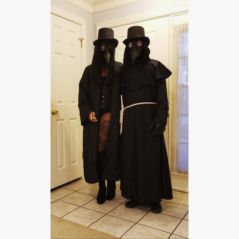 Scary couples costume, sexy costume, plague doctor, unique, couples costume ideas Plague Doctor And Nurse Costume, Plague Doctor Couple Costume, Scary Doctor Costume, Plague Doctor Costume Women, Scary Couple Costume, Plague Doctor Couple, Theater Bizarre, Doctor Couple, Scary Couples Costumes