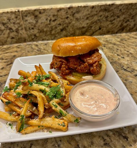 Spicy honey fried chicken sandwich — Keyan's Kitchen Homemade Garlic Fries, Garlic Fries Recipe, Fries Recipe Homemade, Hot Honey Chicken Sandwich, Hot Honey Fried Chicken, Honey Chicken Sandwich, Sandwich Gourmet, Honey Fried Chicken, Nashville Chicken