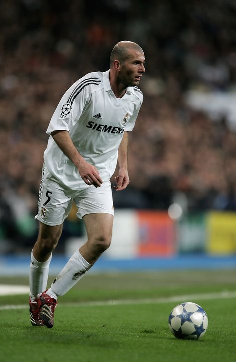 Zinedine Zidane of Real Madrid in action during the UEFA Champions League Round of 16, First Leg match between Real Madrid and Arsenal at the Santiago Bernabeu Stadium on February 21, 2006 in Madrid, Spain. (Feb. 20, 2006 - Source: Richard Heathcote/Getty Images Europe) Zidane Real Madrid, Football Real Madrid, Zinedine Zidane Real Madrid, Canvas Wallpaper, Sport Fashion Photography, Football Tricks, Champions League Football, Football Posters, Football American