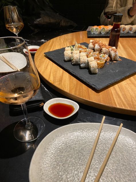 sushi / date / food/ champagne Date Food, Sushi Date, Date Recipes, Fish And Chips, Real Pictures, Dream Life, Dates, Champagne, Chips