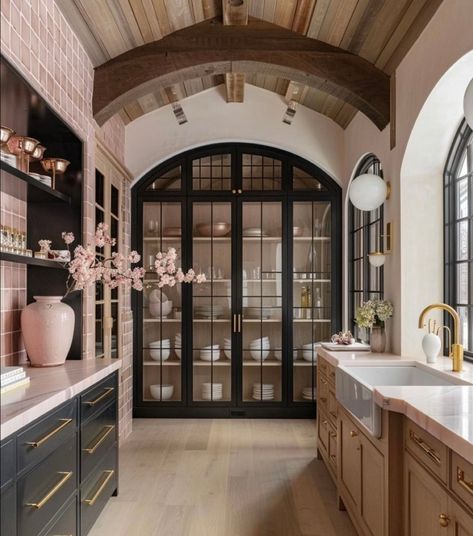 Kitchen Unique, Decor Elements, Timeless Luxury, Kitchen Inspiration Design, Pantry Design, Classic Decor, Beautiful Kitchens, Kitchen Style, House Inspo