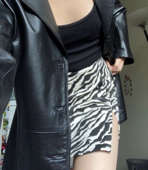 Zebra Skirt Outfit Ideas, Zebra Print Skirt Outfit, Zebra Skirt Outfit, Zebra Print Outfits, Animal Print Skirt Outfit, Black Leather Blazer Outfit, Zebra Print Clothes, 5sos Outfits, Zebra Skirt