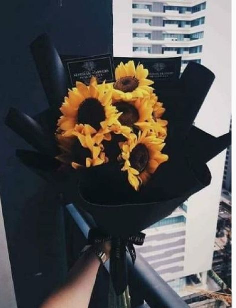 𝑶𝒏𝒅𝒆 𝑺/𝑵 𝒆 𝒇𝒊𝒍𝒉𝒂 𝒅𝒐 𝒄𝒐𝒓𝒆𝒐𝒈𝒓𝒂𝒇𝒐 𝒎𝒂𝒊𝒔 𝒇𝒂?… #fanfic # Fanfic # amreading # books # wattpad Sunflower Pictures, Bouquet Gift, Boquette Flowers, Sunflower Wallpaper, Flowers Bouquet Gift, Beautiful Flower Arrangements, Luxury Flowers, Flower Phone Wallpaper, Blossom Flower