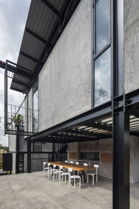 Steel Building Homes, Steel Frame House, Warehouse Design, House On Stilts, Studios Architecture, Industrial Architecture, House Studio, Steel Building, Concrete House