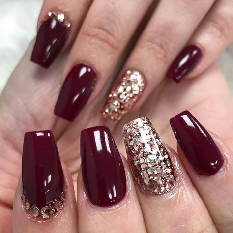 Maroon And Rose Gold Nails, Gold And Maroon Nails, Maroon Nails, Rose Gold Nails, Rose Gold Glitter, Fall Nails, Gold Nails, Cool Nail Art, Makeup Nails