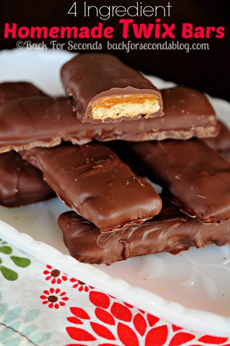 Easy Homemade TWIX Bars - No bake, and only 4 Ingredients!!! http://backforseconds.com  #twix #recipe #nobake #caramel #chocolate Twix Recipe, Twix Candy, Homemade Twix Bars, Twix Bars, Twix Bar, Candy Recipe, God Mad, Caramel Chocolate, Homemade Candies