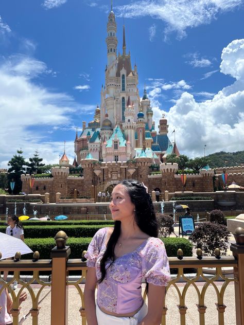 dressed up as a princess at the happiest place on earth, modern princess aesthetic fits rapunzel hongkong disneyland castle Hong Kong Disneyland Aesthetic, Disneyland Hongkong Aesthetic, Macau Photography, Hongkong Disneyland Outfit, Hongkong Aesthetic, Modern Princess Aesthetic, Hk Disneyland, Hongkong Disneyland, Ocean Park Hong Kong