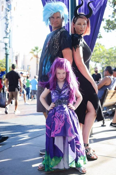 Planning a Descendants Family Halloween Costume? This one is EPIC! Descendants Costumes Family, Descendants Halloween Costumes Family, Uma And Mal, 3 Family Halloween Costumes, Diy Family Halloween Costumes, Hades Costume, Mal Costume, Halloween Costum, Descendants Costumes