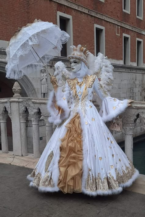 Italian Carnival Costumes, Venice Carnival Aesthetic, Princess Elise, Venetian Costumes, Queen Character, Venice Carnival Costumes, Costume Carnaval, Theme Carnaval, Venetian Carnival