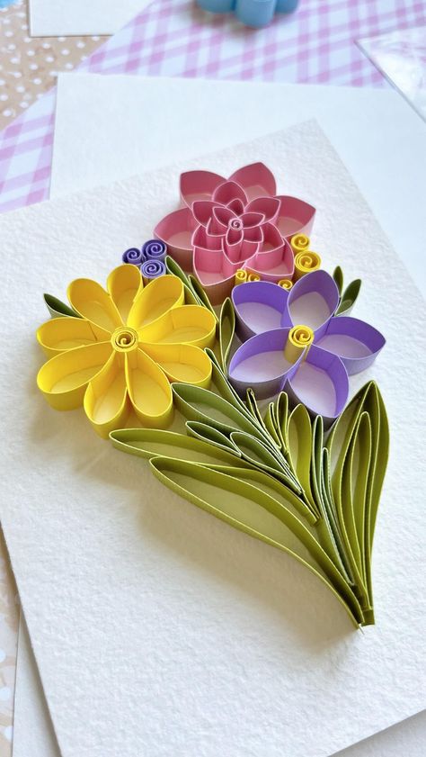 Quiling Paper Ideas Easy, Flower Quilling Designs, Quilling Designs For Beginners, Quling Ideas Beautiful, Art And Craft Ideas For Adults, Quiling Paper Ideas, Quilling Cards Ideas, Paper Quilling Designs Easy, Quilled Bouquet