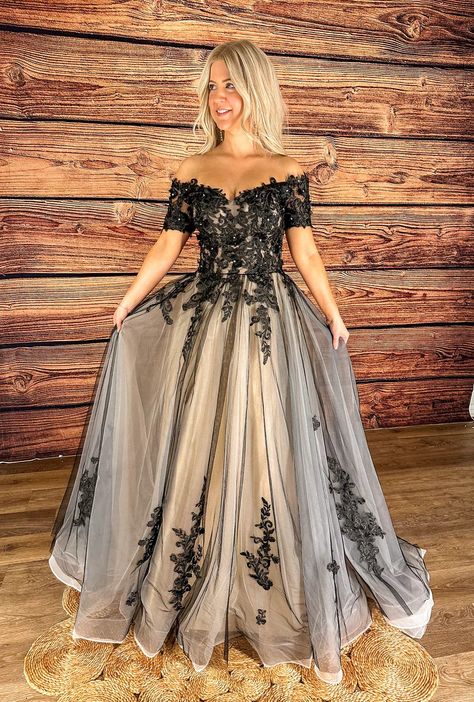 Gothic Masquerade Ball, Halloween Wedding Dress, Black Tulle Wedding Dress, Black And White Wedding Dress, Grunge Wedding, Halloween Wedding Dresses, Black Bridal Dresses, Alt Wedding, Grey Wedding Dress