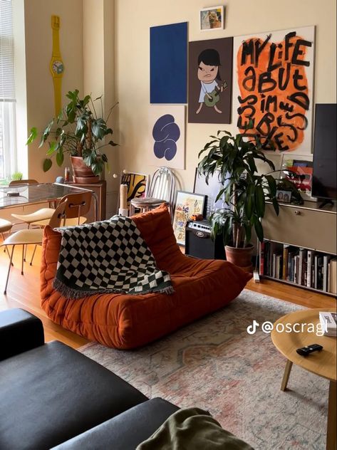 Funky Apartment Living Room, Eclectic Mid Century Modern Bedroom, Living Room Decor Preppy, Modern Eclectic Apartment, Living Room Decor College, Room Decor Earthy, Maximalist Decor Small Spaces, Living Room Decor Men, Earthy Living Room Decor