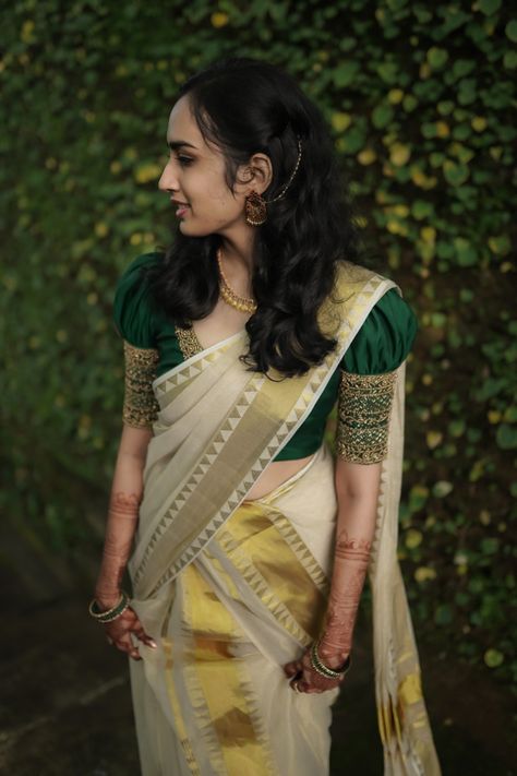 Kerala Set Mundu Bridal, Setmundu New Trends, Kerala Saree With Contrast Blouse, Setmundu Blouse Designs, Setum Mundum Kerala, Setmundu Design, Set Mundu Kerala Bride, Madhuramveppu Dress, Set Mundu Blouse Design