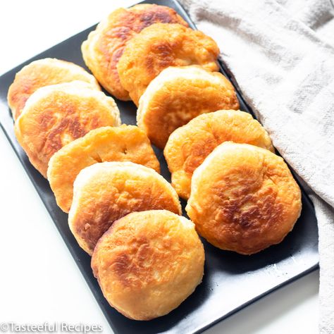 You cannot come to the Caribbean without having good, authentic Fried Johnny Cakes. Caribbean Fried Johnny Cakes is fluffy, quick, versatile and delicious. Caribbean Johnny Cake Recipe, Johnny Cakes Recipe, Johnny Cakes, Caribbean Foods, Healthy High Protein Snacks, Carribean Food, Healthy School Snacks, Stuffed Bread, Trini Food