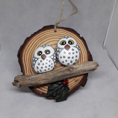 Rock Ornaments, Christmas Crafts Diy Projects, Driftwood Art Diy, Most Paused Movie Scenes, Diy Rock Art, Wood Slice Art, Horseshoe Crafts, Rock And Pebbles, Owl Crafts