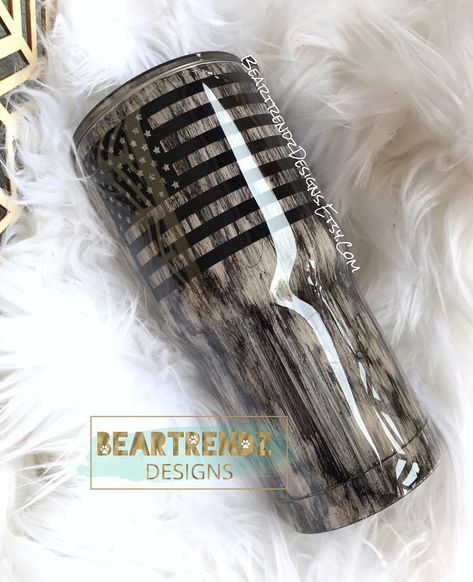 Woodgrain Tumbler, Yeti Cup Designs, Tumbler Cups Personalized, Glitter Rosa, Food Safe Epoxy, Epoxy Tumbler, Glitter Tumbler Cups, Yeti Cup, Custom Tumbler Cups