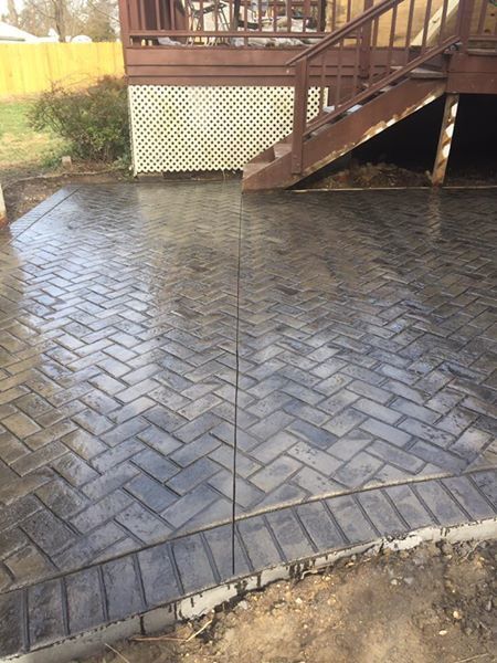 Stamped concrete patio. Herringbone and brick border stamps. Silver dove integral, charcoal release colors. Concrete Patio With Border, Patio With Border, Herringbone Patio, Brick Landscape, Stamped Concrete Patterns, Brick Border, Garden Patios, Wooden Arbor, Brick Edging