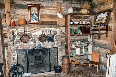 Pioneer Living Pioneer Home Decor, Pioneer Aesthetic, Pioneer Kitchen, Pioneer Living, Pioneer House, Pioneer Life, Rustic Log Cabin, Small Log Cabin, Hunting Cabin