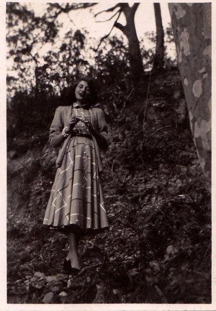 Vintage Fashion – 1950s Teenage Girls with their Doo Wop Dresses Studio Pictures, Teenage Fashion Trending, 1950s Cocktail Dress, Gum Trees, Trees Photo, New Fashion Clothes, Penny Board, Deco Fashion, Vintage Fashion 1950s