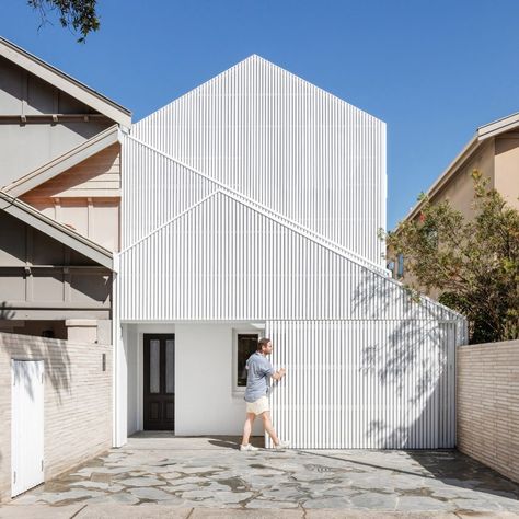 North Bondi House in Sydney fronted by angular white gabled screens Kindergarten Architecture, Sydney House, Houses Architecture, Timber Battens, Plans Architecture, Two Storey House, Exposed Brick Walls, Casa Container, Architecture Design Concept