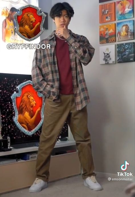 “outfits inspired by hogwarts houses” | @ emsonmallari on tiktok Harry Potter Outfit Ideas Men, Gryffindor Outfit Men, Gryffindor Inspired Outfits Men, Gryffindor Inspired Outfits, Hogwarts Houses Outfits, Gryffindor Outfit, Hogwarts Outfits, Harry Potter Style, Harry Potter Costume