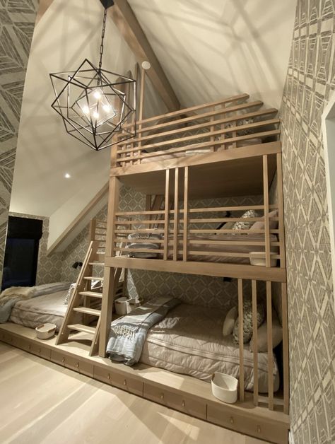 3 Story Bunk Beds, Bunk Beds Room Aesthetic, Bedroom For 5 People, Super Cool Bedrooms, Third Bedroom Ideas, Luxury Bunk Bed Rooms, Really Cool Bedrooms, Three Person Bedroom, Cozy Bunk Bed Rooms