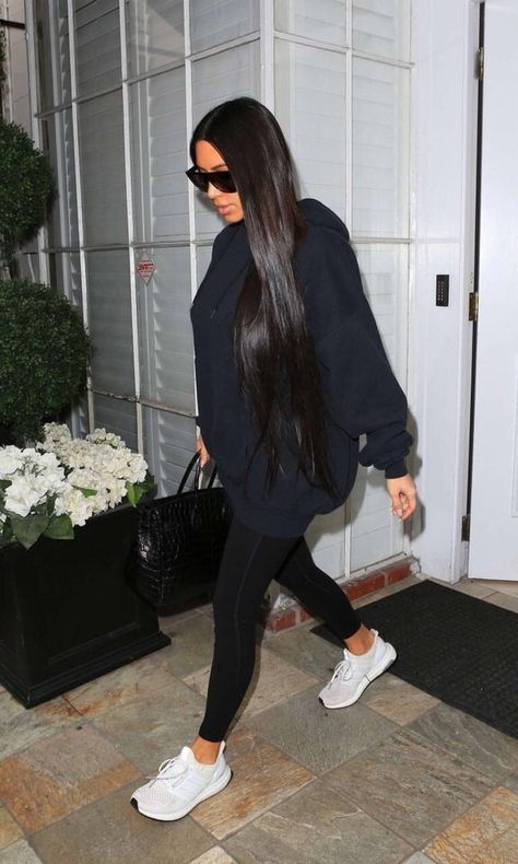 Kardashian Winter Style, Kardashian Style Casual, Kardashian Casual Outfit, Pink Leggings Outfit, Leggings Casual Outfit, Black Leggings Casual, Estilo Kim Kardashian, Leggings Outfit Ideas, Estilo Kardashian