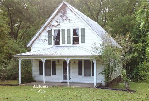 Under $100K Sunday - c.1890 Alabama Farmhouse For Sale on 1 Acre Under $90K Alabama Farmhouse, 1880s Farmhouse, Old Farmhouses, Old Country Houses, Dream Life House, Country Houses, Old Farm Houses, Kitchen Cupboard, Urban Life