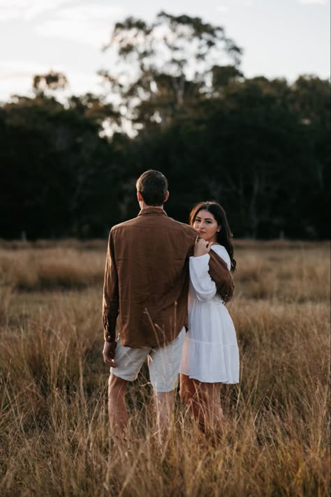 Couple Running In Field, Canola Field Photoshoot Couple, Earth Tone Couple Photoshoot, Engagement Photos Wheat Field, Grassy Field Photoshoot Couple, Couples Sunrise Photoshoot, Earthy Couples Photography, Wheat Field Couple Photography, Hipster Photoshoot