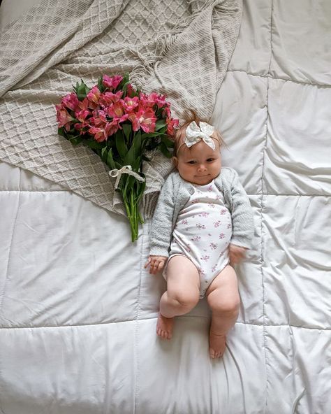 Baby Flower Photoshoot, Spring Baby Photoshoot, Newborn Flowers Photography, Baby Tulip Pictures, Spring Baby Pictures, Newborn Photoshoot With Flowers, Newborn Photo Flowers, Flower Newborn Photography, Spring Picture Ideas