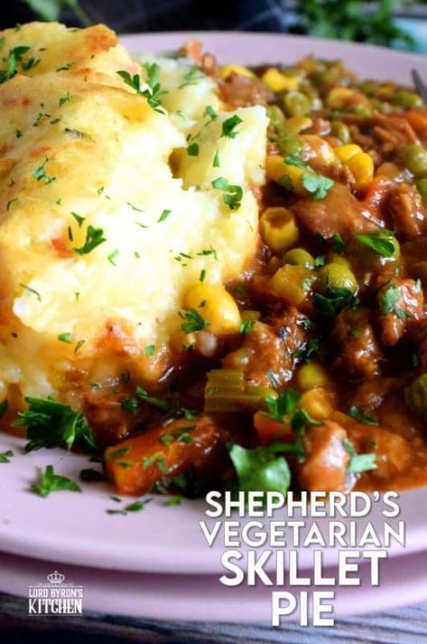 Lentil Meals, Vegetarian Cottage Pie, Sheppards Pie Recipe, Vegetarian Pies, Vegetarian Pie Recipes, Vegetarian Skillet, Skillet Pie, Vegetarian Lunches, Veggie Soups