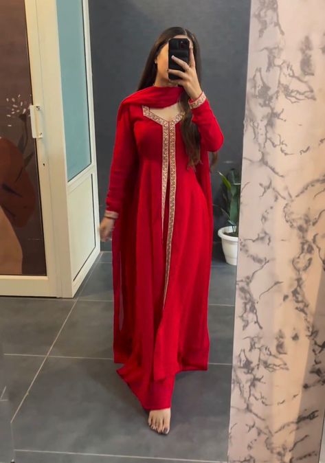 Gorget Suit Design Latest, Pakistani Red Suit, Karwa Chauth Outfit Ideas, Red Suits For Women Indian, Red Suit Design, Lace Suit Design, Suit Outfits For Women, Red Pakistani Suit, Georgette Suits