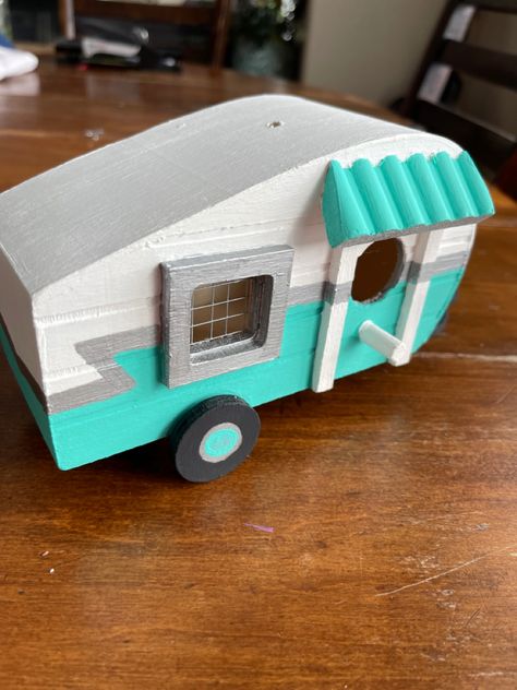 Painted up this birdhouse from Dollarama retro camper-style Camper Art Painting, Camper Birdhouse Painting Ideas, Trailer Birdhouse, Campground Crafts, Wood Camper, Camper Birdhouse, Wildlife Crafts, Caravan Paint, Vaporwave Clothing