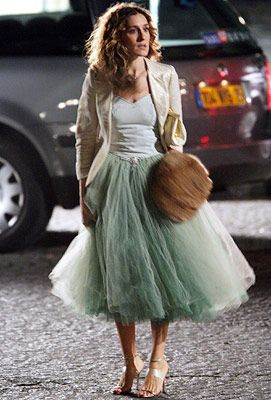 Carrie Bradshaw, the woman who wore a tutu before everybody thought it was cool Sukienki Maksi, Carrie Bradshaw Outfits, Carrie Bradshaw Style, Tulle Skirts Outfit, Weekend Mode, Tule Rok, Gonna In Tulle, Skirt Tulle, Fashion Friday