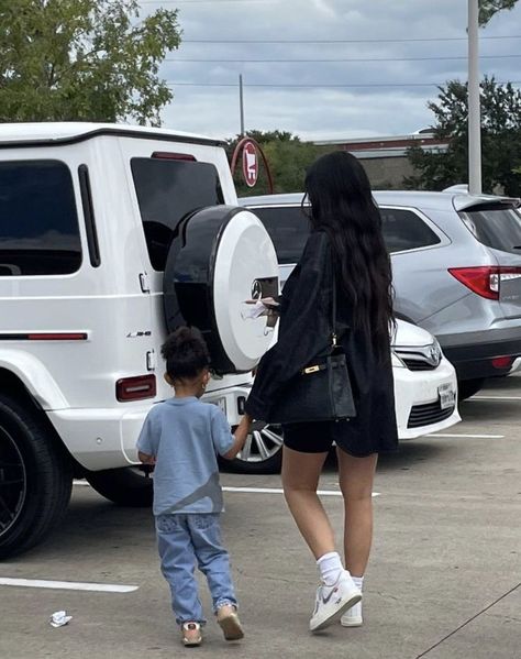 Mummy Aesthetic, Kylie And Stormi, Stormi Webster, Kylie Jenner Photos, Suburban Mom, Mom Aesthetic, Family Over Everything, Mom Shoes, Luxury Lifestyle Fashion