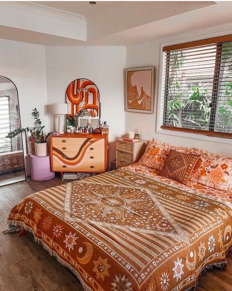 70s Inspired Bedroom Vintage, 70s Room Aesthetic Bedroom, 70s Boho Bedroom, 70s Room Aesthetic, Eclectic Dorm Room, 70s Inspired Bedroom, Colorful Maximalist Bedroom, Dorm 2023, 70s Room