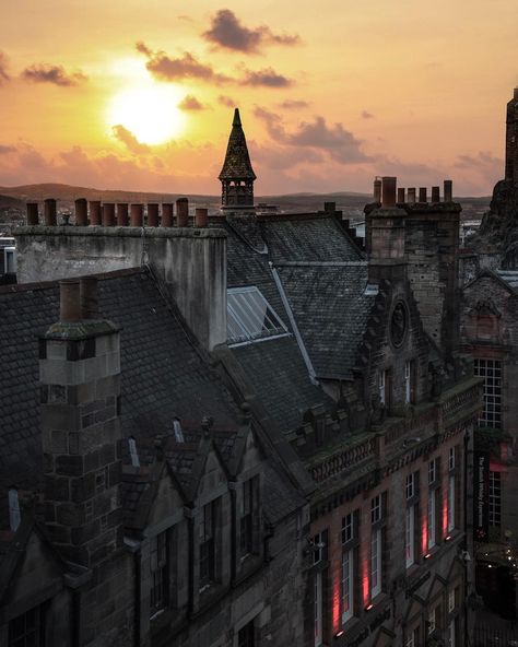 The rooftops of Castlehill 🏴󠁧󠁢󠁳󠁣󠁴󠁿 • • • #edinburghcastle #castlehill #royalmile #loves_scotland #insta_scotland #edinburgh… Edinburgh Photography, Old Town Edinburgh, Uk Nature, Edinburgh Castle, Edinburgh Scotland, Rooftops, Travel Writer, Tower Bridge, Travel Pictures