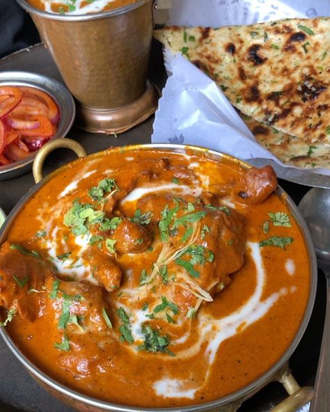 Butter Chicken With Garlic Naan, Garlic Naan And Butter Chicken, Butter Chicken Garlic Naan, Butter Chicken Aesthetic, Butter Chicken And Naan, Buttered Chicken, Best Butter Chicken, Chicken Karahi Recipe, Karahi Recipe