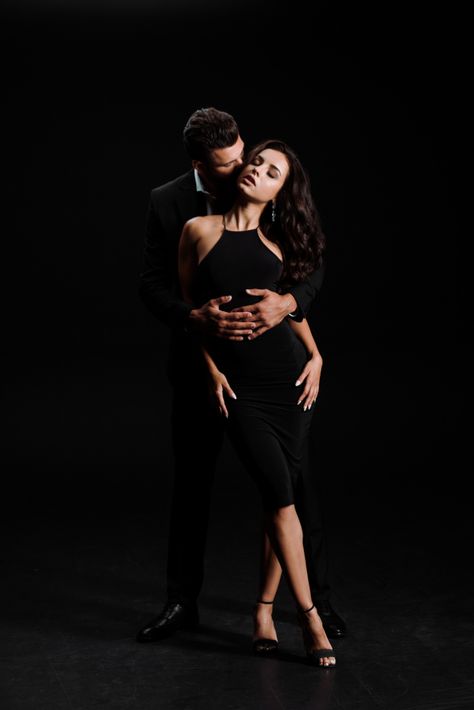 Maternity Photography Poses Pregnancy Pics, Couples Modeling, Photography Posing Guide, Couple Picture Poses, Wedding Couple Poses, Photoshoot Themes, Studio Photoshoot, Couple Photoshoot Poses, Couples Poses For Pictures