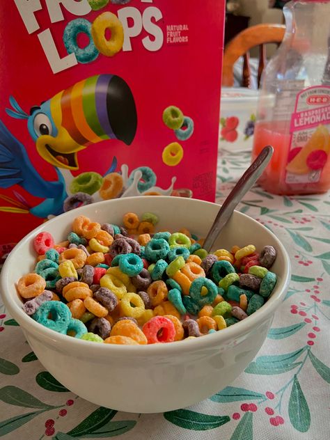 bright and colorful breakfast Froot Loops Aesthetic, Fruit Loops Aesthetic, Cereal Aesthetic, Sereal Sarapan, Fruit Loops Cereal, Colorful Breakfast, Junk Food Snacks, Healthy Drinks Smoothies, Fruit Loops