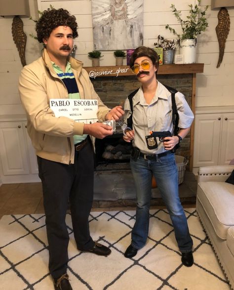 Narcos Halloween costume Narco Halloween Costume, Pablo Escobar Halloween Costume, Narco Costume, Pablo Escobar Costume, Purim Ideas, Gangster Costumes, Halloween Parejas, Duo Halloween Costumes, Party Outfits For Women