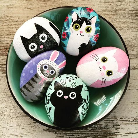 Creative Easter Eggs, 5 Cats, Easter Egg Art, Painted Eggs, Easter Stuff, Front Porch Christmas Decor Ideas, Porch Christmas Decor Ideas, Easter Egg Designs, Porch Christmas Decor