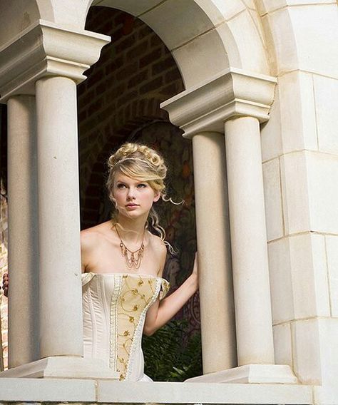 Taylor Swift Taylor Swift Love Story, Taylor Swift Fotos, Taylor Swift Music Videos, Taylor Swift Web, Taylor Swift Fearless, Taylor Swift Music, Swift Photo, Taylor Swift Hair, Taylor Swift Album