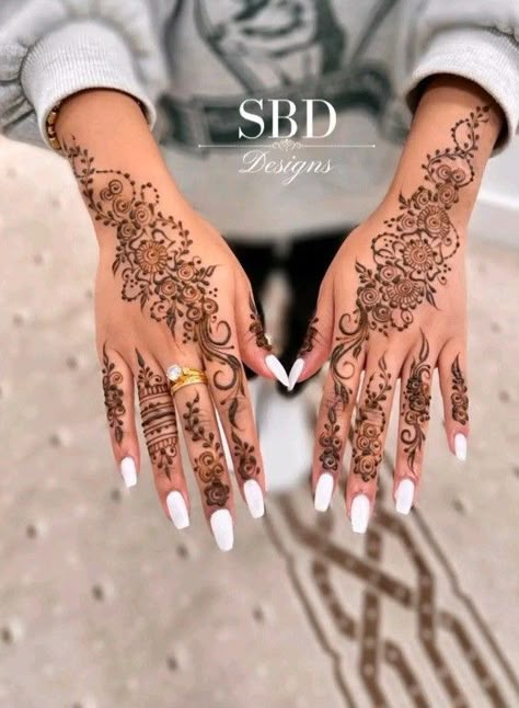 Henna Tattoos Simple, Intricate Henna Designs, Wedding Henna Designs, Indian Henna Designs, Henna Mehndi Designs, Henna Designs Back, Listening Device, Cute Henna Tattoos, Arabic Henna Designs